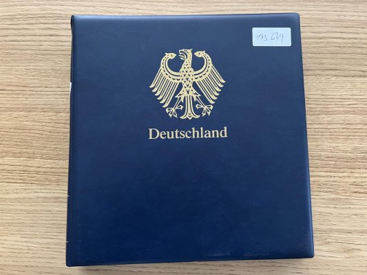 Deutsches Reich,  listy + desky SAFE, dva svazky, nekompletní svěží sbírka, včetně aršíků, počateční roky řidce zastoupeny, pozdeji skoro kompletní, hodně zajímavých seriií, např. Mi. 66 - 5 RM, 351/4, 385/97 */**, 422, 425/9, 450/3, 459/62, 474/78, 479/81, Bl 3, a další kompletní řay a bloky, vysoká katalogová cena,  z pozůstalosti, příznivě vyvoláváno

