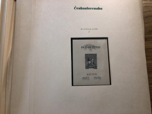 Sbírka ve dvou Albech - obsahuje čsr I, čssr II, slovenský stát, poměrně dobrá kvalita, mnoho zajímavých středních položek, včetně DČ, oblíbených rohů a jiné, vyšší katalog - nafoceno