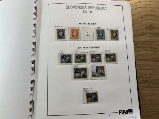 Slovenský stát 1939 - 1945, sbírka v pérových deskách na listech FIPA. Sbírka je dosti slušně obsáhlá včetně známek s přetisky, výplatními, doplatními a novinovými, jsou zde i zastoupena desková čísla, kvalita převážně svěží, některé s nálepkou a razítkované,vhodné jako pokročilý základ sbírky, nebo k dalšímu rozpracování, doporučujeme prohlídku - vše nafoceno