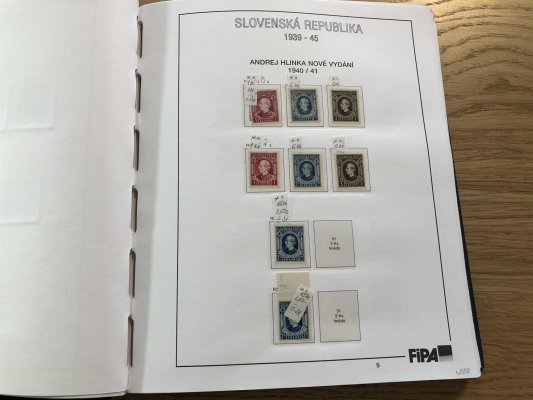 Slovenský stát 1939 - 1945, sbírka v pérových deskách na listech FIPA. Sbírka je dosti slušně obsáhlá včetně známek s přetisky, výplatními, doplatními a novinovými, jsou zde i zastoupena desková čísla, kvalita převážně svěží, některé s nálepkou a razítkované,vhodné jako pokročilý základ sbírky, nebo k dalšímu rozpracování, doporučujeme prohlídku - vše nafoceno