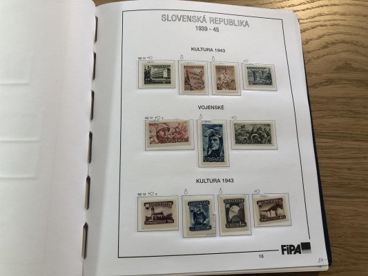 Slovenský stát 1939 - 1945, sbírka v pérových deskách na listech FIPA. Sbírka je dosti slušně obsáhlá včetně známek s přetisky, výplatními, doplatními a novinovými, jsou zde i zastoupena desková čísla, kvalita převážně svěží, některé s nálepkou a razítkované,vhodné jako pokročilý základ sbírky, nebo k dalšímu rozpracování, doporučujeme prohlídku - vše nafoceno