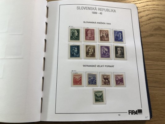 Slovenský stát 1939 - 1945, sbírka v pérových deskách na listech FIPA. Sbírka je dosti slušně obsáhlá včetně známek s přetisky, výplatními, doplatními a novinovými, jsou zde i zastoupena desková čísla, kvalita převážně svěží, některé s nálepkou a razítkované,vhodné jako pokročilý základ sbírky, nebo k dalšímu rozpracování, doporučujeme prohlídku - vše nafoceno