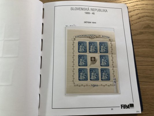 Slovenský stát 1939 - 1945, sbírka v pérových deskách na listech FIPA. Sbírka je dosti slušně obsáhlá včetně známek s přetisky, výplatními, doplatními a novinovými, jsou zde i zastoupena desková čísla, kvalita převážně svěží, některé s nálepkou a razítkované,vhodné jako pokročilý základ sbírky, nebo k dalšímu rozpracování, doporučujeme prohlídku - vše nafoceno