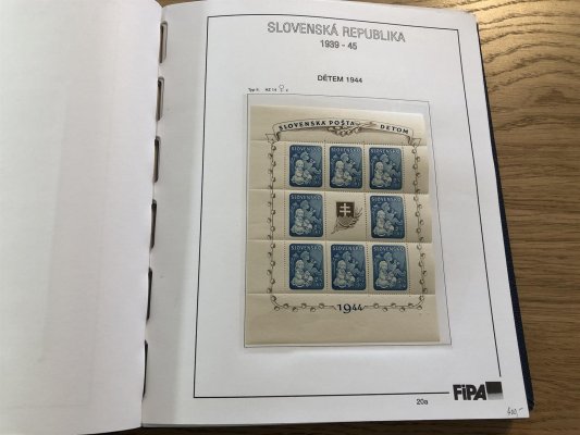 Slovenský stát 1939 - 1945, sbírka v pérových deskách na listech FIPA. Sbírka je dosti slušně obsáhlá včetně známek s přetisky, výplatními, doplatními a novinovými, jsou zde i zastoupena desková čísla, kvalita převážně svěží, některé s nálepkou a razítkované,vhodné jako pokročilý základ sbírky, nebo k dalšímu rozpracování, doporučujeme prohlídku - vše nafoceno