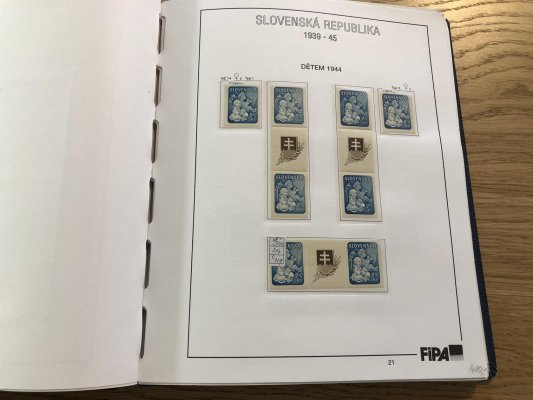 Slovenský stát 1939 - 1945, sbírka v pérových deskách na listech FIPA. Sbírka je dosti slušně obsáhlá včetně známek s přetisky, výplatními, doplatními a novinovými, jsou zde i zastoupena desková čísla, kvalita převážně svěží, některé s nálepkou a razítkované,vhodné jako pokročilý základ sbírky, nebo k dalšímu rozpracování, doporučujeme prohlídku - vše nafoceno