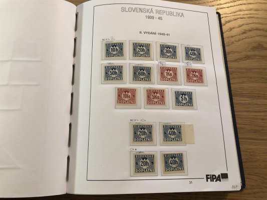 Slovenský stát 1939 - 1945, sbírka v pérových deskách na listech FIPA. Sbírka je dosti slušně obsáhlá včetně známek s přetisky, výplatními, doplatními a novinovými, jsou zde i zastoupena desková čísla, kvalita převážně svěží, některé s nálepkou a razítkované,vhodné jako pokročilý základ sbírky, nebo k dalšímu rozpracování, doporučujeme prohlídku - vše nafoceno