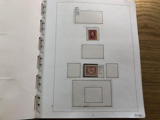 Slovenský stát 1939 - 1945, sbírka v pérových deskách na listech FIPA. Sbírka je dosti slušně obsáhlá včetně známek s přetisky, výplatními, doplatními a novinovými, jsou zde i zastoupena desková čísla, kvalita převážně svěží, některé s nálepkou a razítkované,vhodné jako pokročilý základ sbírky, nebo k dalšímu rozpracování, doporučujeme prohlídku - vše nafoceno