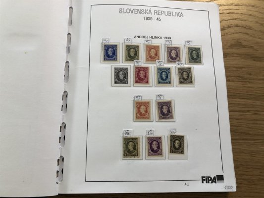 Slovenský stát 1939 - 1945, sbírka v pérových deskách na listech FIPA. Sbírka je dosti slušně obsáhlá včetně známek s přetisky, výplatními, doplatními a novinovými, jsou zde i zastoupena desková čísla, kvalita převážně svěží, některé s nálepkou a razítkované,vhodné jako pokročilý základ sbírky, nebo k dalšímu rozpracování, doporučujeme prohlídku - vše nafoceno