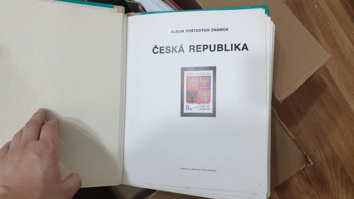 Česká republika, 1993 - 2012, na zasklených listech ve 4 svazcích v pérových deskách. Sbírka je nádherně rozpracována, známky, aršíky, PL, varinty spojek a kuponů, zpracovány velmi podrobně, sešitky, automatové známky, nominál cca 48 000 Kč, dále nepočítány jsou zde nekompletní PT, PTR,PTM, AČP, pamětní listy, některá společná vydání apod. Vyvoláváme za velmi příznivou cenu, ( nafoceno malá ukázka) celoživotní sbírka sběratele