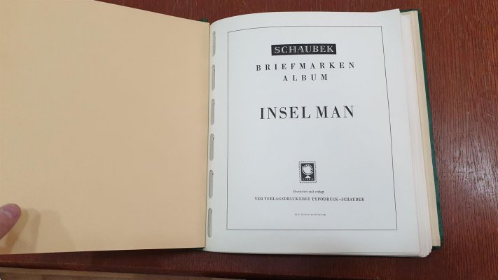 Anglie, Isle of Man - 1963 - 1996, svěží sbírka na listech a v deskách Schaubek, včetně aršíků, soutisků a doplatních známek, vyšší katalogová cena, vyvoláváme za velmi příznivou cenu, doporučujeme prohlídku - většina nafocena