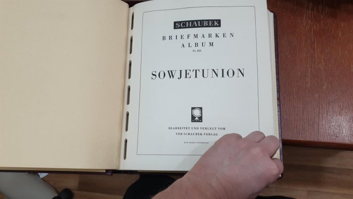 Rusko, SSSR, velmi obsáhlá sbírka z let 1857 - 1989 včetně aršíků ve 4 svazcích  na listech Schaubek, pozdější roky zasklené a v pérových deskách, k tomu nezpracované album A 4. Do roku 1957 převážně razítkované, později rakticky vše svěží. Velmi vysoká katalgová cena, doporučujeme osobní prohlídku, vyvováláváme za velmi nízkou, příznivou cenu, nafocena pouze ukázka