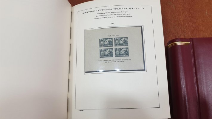 Rusko, SSSR, velmi obsáhlá sbírka z let 1857 - 1989 včetně aršíků ve 4 svazcích  na listech Schaubek, pozdější roky zasklené a v pérových deskách, k tomu nezpracované album A 4. Do roku 1957 převážně razítkované, později rakticky vše svěží. Velmi vysoká katalgová cena, doporučujeme osobní prohlídku, vyvováláváme za velmi nízkou, příznivou cenu, nafocena pouze ukázka