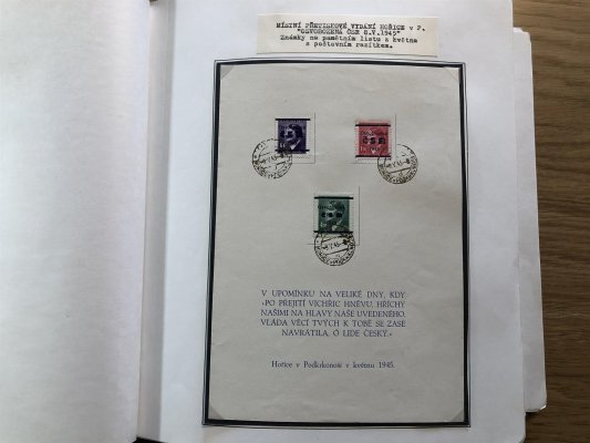 Specializovaná Sbírka revolučních 1945 : na více než 100 albových listech ( posledních 16 listů fotek jsou pravděpodobně padělky) velice hezká sbírka obsahující popsané celistvosti, základní série, 4 - bloky, soutisky, razítka, vše velice pěkně popsáno a zpracovano - nafoceno 