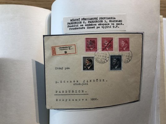 Specializovaná Sbírka revolučních 1945 : na více než 100 albových listech ( posledních 16 listů fotek jsou pravděpodobně padělky) velice hezká sbírka obsahující popsané celistvosti, základní série, 4 - bloky, soutisky, razítka, vše velice pěkně popsáno a zpracovano - nafoceno 