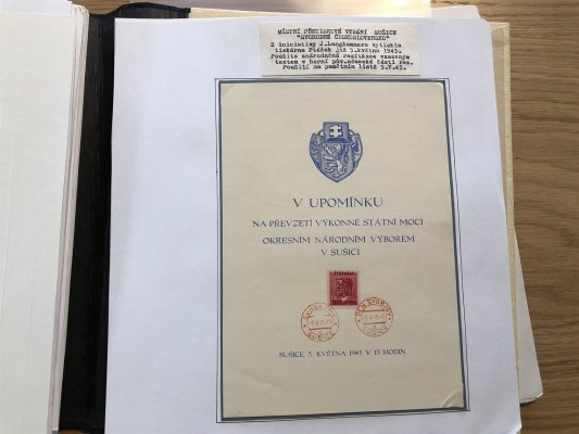 Specializovaná Sbírka revolučních 1945 : na více než 100 albových listech ( posledních 16 listů fotek jsou pravděpodobně padělky) velice hezká sbírka obsahující popsané celistvosti, základní série, 4 - bloky, soutisky, razítka, vše velice pěkně popsáno a zpracovano - nafoceno 