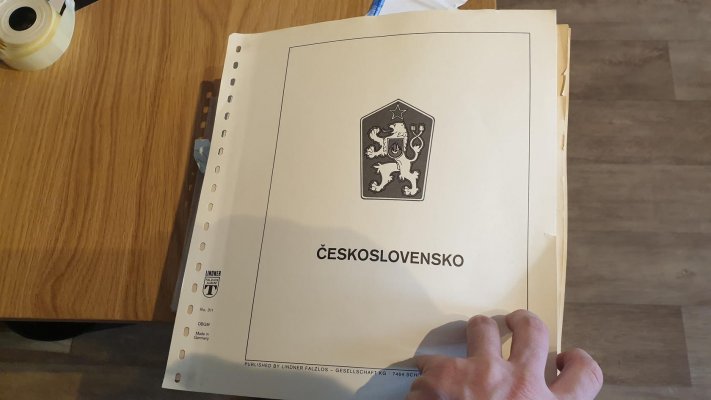 Sbírka ČSSR II na albových listech -  sbírka známek a aršíků, obsahuje také mnoho sérii Umění Pl 4 ale také několik desetibloků např. Praga 1962 a další - nafoceno jen ukázka ukázka