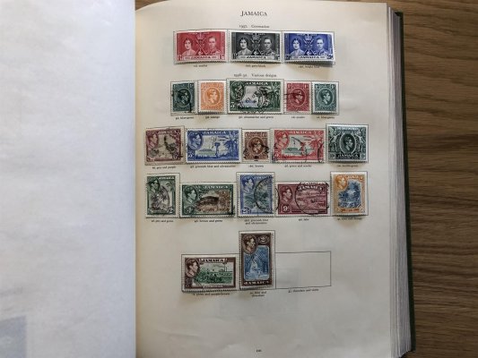 Velká sbírka anglických kolonií z období vlády Jiřího VI. (1937- 1952), v původním 220- stránkovém albu SG, všechny destinace Aden - Zanzibar, mnoho lepších známek a serií, vč. 10Sh a librových koncových hodnot; kat. přes 11500 GBP, neprohlédnuto pokud jde o speciality jako zoubkování, průsvitky a DV; ideální objekt pro další zpracování a prodej ! - nafocena pouze ukázka cca 1/3 