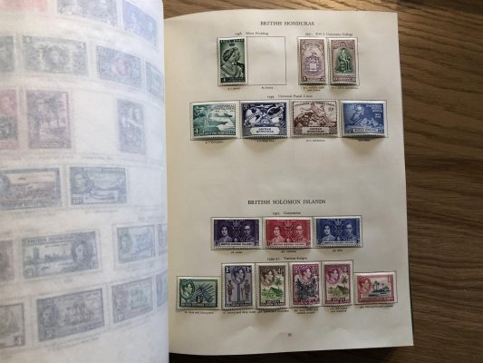 Velká sbírka anglických kolonií z období vlády Jiřího VI. (1937- 1952), v původním 220- stránkovém albu SG, všechny destinace Aden - Zanzibar, mnoho lepších známek a serií, vč. 10Sh a librových koncových hodnot; kat. přes 11500 GBP, neprohlédnuto pokud jde o speciality jako zoubkování, průsvitky a DV; ideální objekt pro další zpracování a prodej ! - nafocena pouze ukázka cca 1/3 