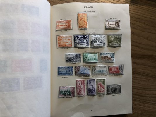 Velká sbírka anglických kolonií z období vlády Jiřího VI. (1937- 1952), v původním 220- stránkovém albu SG, všechny destinace Aden - Zanzibar, mnoho lepších známek a serií, vč. 10Sh a librových koncových hodnot; kat. přes 11500 GBP, neprohlédnuto pokud jde o speciality jako zoubkování, průsvitky a DV; ideální objekt pro další zpracování a prodej ! - nafocena pouze ukázka cca 1/3 