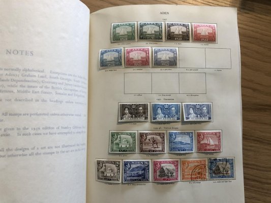 Velká sbírka anglických kolonií z období vlády Jiřího VI. (1937- 1952), v původním 220- stránkovém albu SG, všechny destinace Aden - Zanzibar, mnoho lepších známek a serií, vč. 10Sh a librových koncových hodnot; kat. přes 11500 GBP, neprohlédnuto pokud jde o speciality jako zoubkování, průsvitky a DV; ideální objekt pro další zpracování a prodej ! - nafocena pouze ukázka cca 1/3 