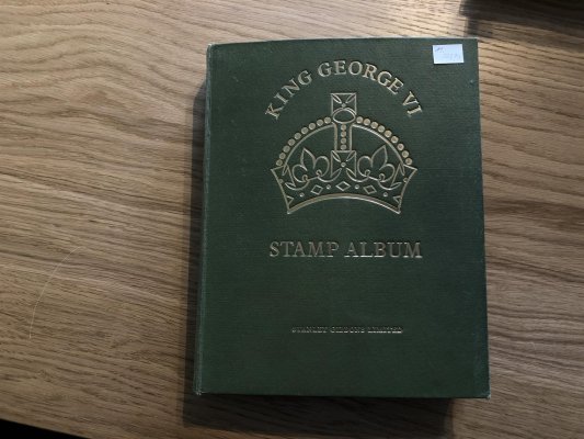 Velká sbírka anglických kolonií z období vlády Jiřího VI. (1937- 1952), v původním 220- stránkovém albu SG, všechny destinace Aden - Zanzibar, mnoho lepších známek a serií, vč. 10Sh a librových koncových hodnot; kat. přes 11500 GBP, neprohlédnuto pokud jde o speciality jako zoubkování, průsvitky a DV; ideální objekt pro další zpracování a prodej ! - nafocena pouze ukázka cca 1/3 