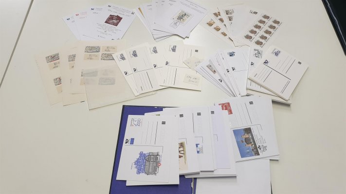 Sestava spojených několika losů - obsahujíc desetibloky, výsadní tisky, české nominální pohlednice - nafoceno - velmi vysoký katalog 