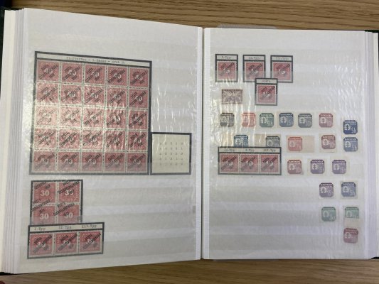 ČSR I, sestava v zeleném albu formátu A4, od emise Hradčany (mnoho 4bloků), PČ 1919 (části archů), Doplatní a SO 1920 až po Letecké (4 série L1-3), velmi zajímavá a hodnotná sestava s vysokým katalogovým záznamem, viz foto