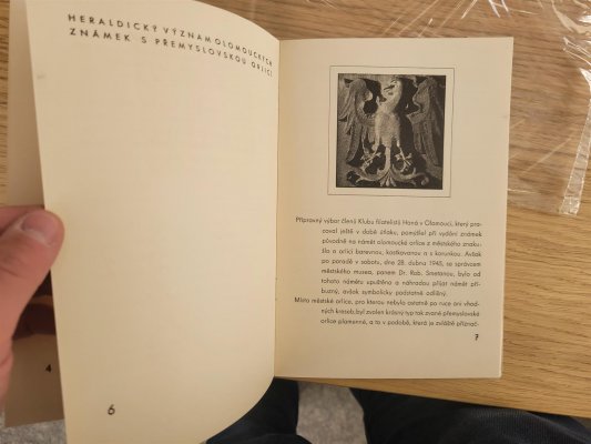 Olomouc, kompletní řada revolučních známek Orlice v tiskových arších, omačkané okraje, dvě hodnoty nalepeny na podkladu, včetně literatury z roku 1945! mimořádné