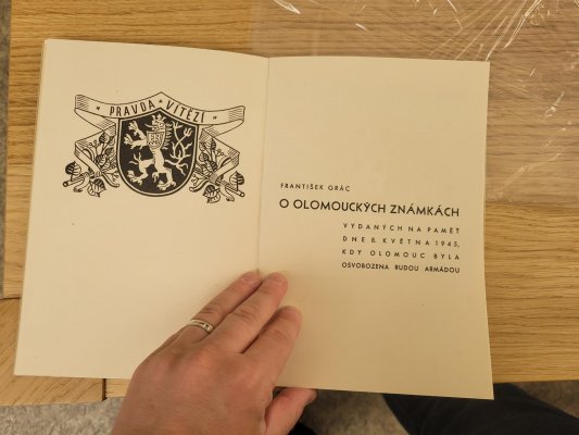 Olomouc, kompletní řada revolučních známek Orlice v tiskových arších, omačkané okraje, dvě hodnoty nalepeny na podkladu, včetně literatury z roku 1945! mimořádné