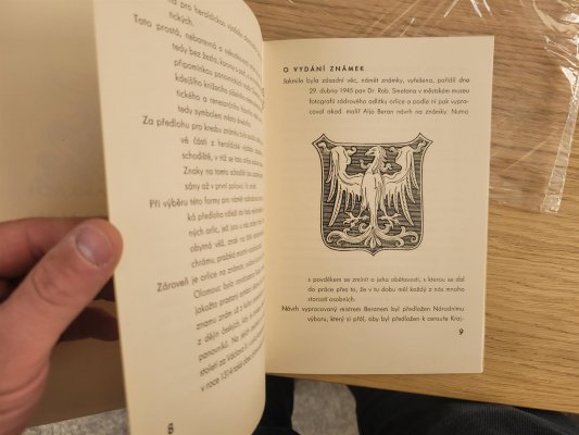 Olomouc, kompletní řada revolučních známek Orlice v tiskových arších, omačkané okraje, dvě hodnoty nalepeny na podkladu, včetně literatury z roku 1945! mimořádné