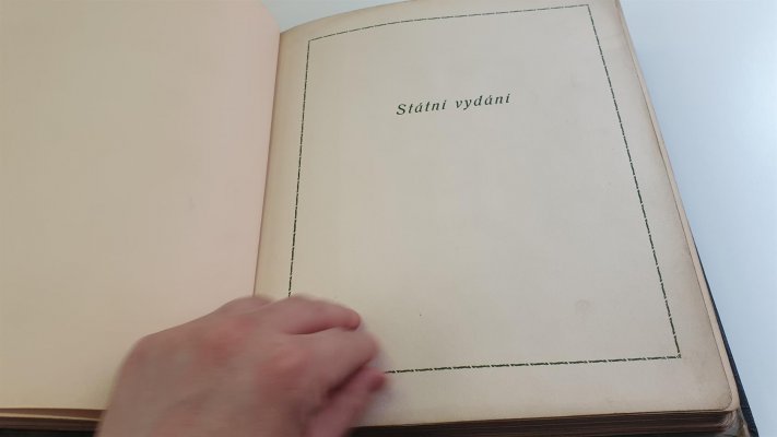 ČSR I 1918 - 1939; generální sbírka na předtištěných listech a v hawitkách v pérových deskách, obsahující i lepší kusy Hradčan, např. 4N či různá zoubkování, u PČ 1919 střední známky jako 50Ia ,č. 68 - 14 h velké číslo a další, Slet, Kongres mnoho ostatních známek, mnoho kompletních sérii, včetně letecké I - stříhané i zoubkované + SO 1920 a další - vše nafoceno, vyvoláváme za velmi příznivou cenu, lze použít jako velmi dobrý základ sbírky I. republiky, či k dalšímu rozpracování, doporučujeme prohlídku