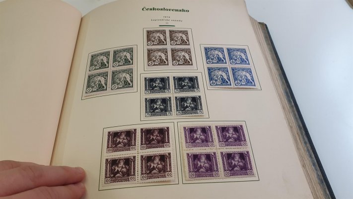 ČSR I 1918 - 1939; generální sbírka na předtištěných listech a v hawitkách v pérových deskách, obsahující i lepší kusy Hradčan, např. 4N či různá zoubkování, u PČ 1919 střední známky jako 50Ia ,č. 68 - 14 h velké číslo a další, Slet, Kongres mnoho ostatních známek, mnoho kompletních sérii, včetně letecké I - stříhané i zoubkované + SO 1920 a další - vše nafoceno, vyvoláváme za velmi příznivou cenu, lze použít jako velmi dobrý základ sbírky I. republiky, či k dalšímu rozpracování, doporučujeme prohlídku