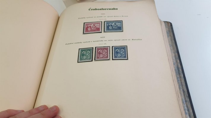 ČSR I 1918 - 1939; generální sbírka na předtištěných listech a v hawitkách v pérových deskách, obsahující i lepší kusy Hradčan, např. 4N či různá zoubkování, u PČ 1919 střední známky jako 50Ia ,č. 68 - 14 h velké číslo a další, Slet, Kongres mnoho ostatních známek, mnoho kompletních sérii, včetně letecké I - stříhané i zoubkované + SO 1920 a další - vše nafoceno, vyvoláváme za velmi příznivou cenu, lze použít jako velmi dobrý základ sbírky I. republiky, či k dalšímu rozpracování, doporučujeme prohlídku