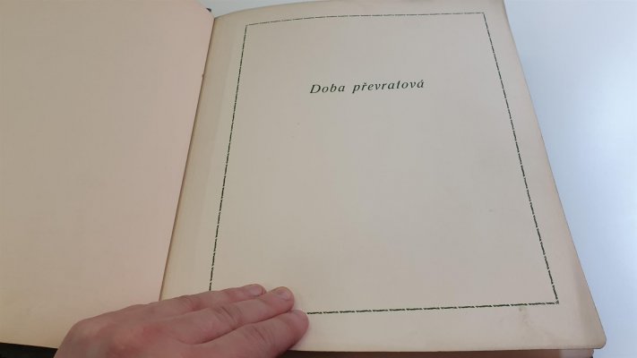 ČSR I 1918 - 1939; generální sbírka na předtištěných listech a v hawitkách v pérových deskách, obsahující i lepší kusy Hradčan, např. 4N či různá zoubkování, u PČ 1919 střední známky jako 50Ia ,č. 68 - 14 h velké číslo a další, Slet, Kongres mnoho ostatních známek, mnoho kompletních sérii, včetně letecké I - stříhané i zoubkované + SO 1920 a další - vše nafoceno, vyvoláváme za velmi příznivou cenu, lze použít jako velmi dobrý základ sbírky I. republiky, či k dalšímu rozpracování, doporučujeme prohlídku