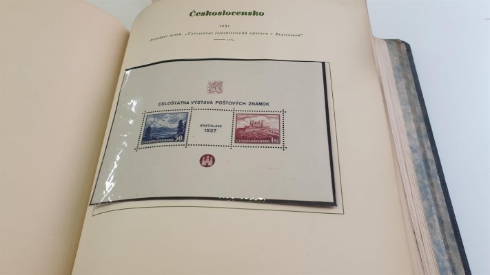 ČSR I 1918 - 1939; generální sbírka na předtištěných listech a v hawitkách v pérových deskách, obsahující i lepší kusy Hradčan, např. 4N či různá zoubkování, u PČ 1919 střední známky jako 50Ia ,č. 68 - 14 h velké číslo a další, Slet, Kongres mnoho ostatních známek, mnoho kompletních sérii, včetně letecké I - stříhané i zoubkované + SO 1920 a další - vše nafoceno, vyvoláváme za velmi příznivou cenu, lze použít jako velmi dobrý základ sbírky I. republiky, či k dalšímu rozpracování, doporučujeme prohlídku