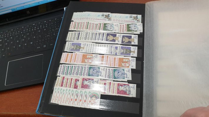 ČSSR II 1975 - 1978 - sbírka v modrém albu - skladová zásoba obchodníka , známky v řádcích - vysoký katalog , namátkově kontrolovánp drtivá většina xx - nafoceno 