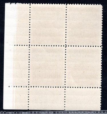 11, pravý dolní rohový 4 blok s nápichovým bodem, fialová 1,20 Kč, nálepka na okraji mimo známky, široký okraj