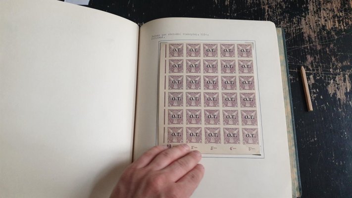Lehce specializovaná sbírka, spěšných, doručních a novinových známek včetně typů aršíku, specializovaná na různé vady, černotisky, nafoceno, zajímavé, meziarší 5 h černotisk dotisk v roce 1970 - základ pochází ze sbírky znalce Karáska - na listech a v pérových deskách - nafoceno