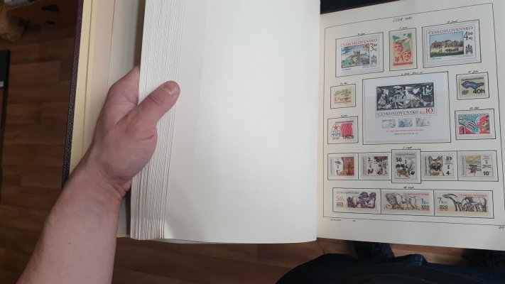 ČSSR II, 1976 - 88, téměř kompletní sbírka na zasklených listech a v pérových deskách