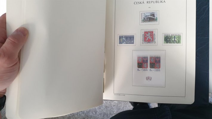 ČR 1993 - 2006, sbírka ve dvou kroužkových deskách  na zasklených listech, obsahuje, známky, aršíky, PL, několik celistvostí, nominální hodnota činí cca 16 000 Kč ( dle majitele) 
