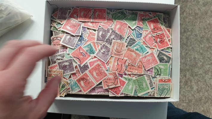 Hradčany, krabička od bonboniéry s razítkovanými známkami emise Hradčany, cca přes 6000 ks, zajímavé