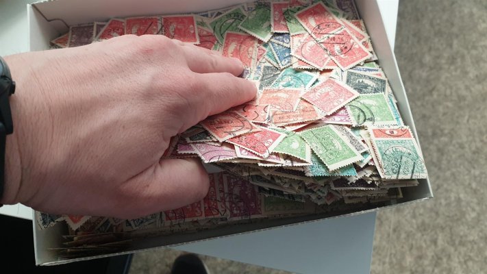 Hradčany, krabička od bonboniéry s razítkovanými známkami emise Hradčany, cca přes 6000 ks, zajímavé