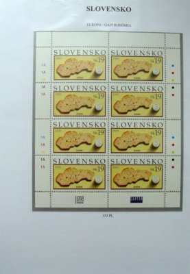 Slovensko -** 1993-2008. vše nafoceno - kupóny, PL, černotisky, členské prémie svazu. 
Obsahuje i cenné známky mimo jiné PL vlačky, Bojná .Vysoký katalog. Jen PL v katalogové  hodnote 1450€,(cca 37 000Kč) samostatné známky nepočítany. vše nafoceno 
