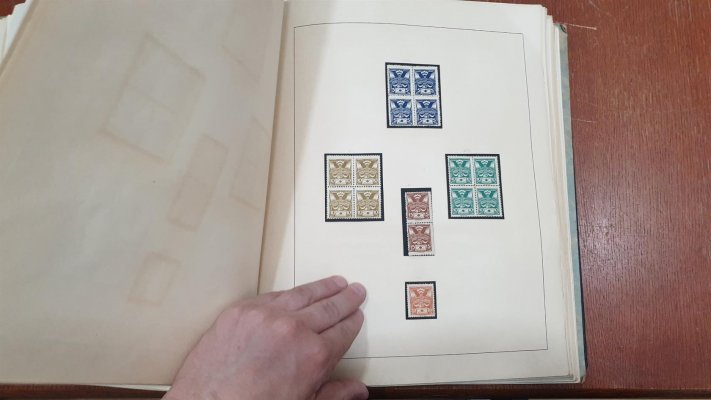 ČSR I pěkná sbírka obsahují větší množství  Hradčan včetně makulatury, mnoho 4- bloků, Dč, ostatní známky - vše nafoceno - celkem na 110 listech 