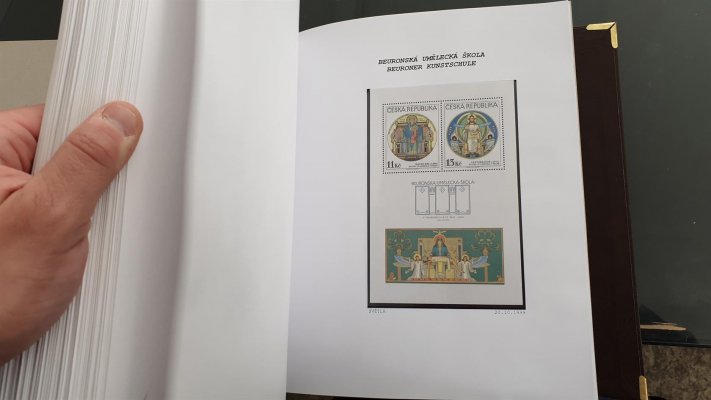 Sbírka České Republiky 1993 - 2006 , celoživotní sbírka profesionálního sběratele ve 4 albech , listy dělány ručně, vše zaskleno v hawitkách, ( v celé sbírce pouze jedna nálepka) - Sbírka obsahuje téměř kompletní sbírku České republiky dle desek a perforačních otvorů atd. Známky  jsou v rohových čtyřblocích !   a odhad katalogové ceny neobsahuje ocenění téměř kompletní sbírky  perforačních otvorů a různých druhů lepu podle doby tisku !  Nafocena malá ukázka, katalogová cena Pofis  zcela jistě více než 80 000 Kč - - nafocena ukázka 