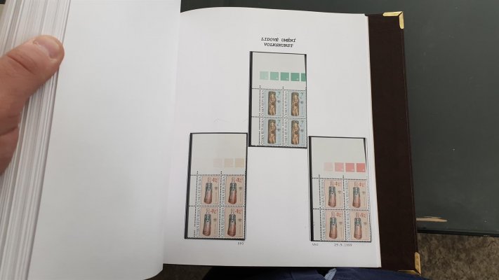 Sbírka České Republiky 1993 - 2006 , celoživotní sbírka profesionálního sběratele ve 4 albech , listy dělány ručně, vše zaskleno v hawitkách, ( v celé sbírce pouze jedna nálepka) - Sbírka obsahuje téměř kompletní sbírku České republiky dle desek a perforačních otvorů atd. Známky  jsou v rohových čtyřblocích !   a odhad katalogové ceny neobsahuje ocenění téměř kompletní sbírky  perforačních otvorů a různých druhů lepu podle doby tisku !  Nafocena malá ukázka, katalogová cena Pofis  zcela jistě více než 80 000 Kč - - nafocena ukázka 