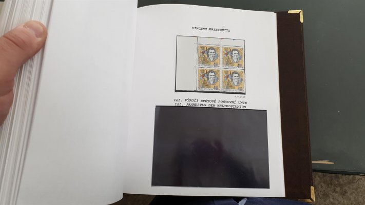 Sbírka České Republiky 1993 - 2006 , celoživotní sbírka profesionálního sběratele ve 4 albech , listy dělány ručně, vše zaskleno v hawitkách, ( v celé sbírce pouze jedna nálepka) - Sbírka obsahuje téměř kompletní sbírku České republiky dle desek a perforačních otvorů atd. Známky  jsou v rohových čtyřblocích !   a odhad katalogové ceny neobsahuje ocenění téměř kompletní sbírky  perforačních otvorů a různých druhů lepu podle doby tisku !  Nafocena malá ukázka, katalogová cena Pofis  zcela jistě více než 80 000 Kč - - nafocena ukázka 