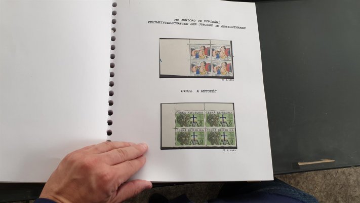 Sbírka České Republiky 1993 - 2006 , celoživotní sbírka profesionálního sběratele ve 4 albech , listy dělány ručně, vše zaskleno v hawitkách, ( v celé sbírce pouze jedna nálepka) - Sbírka obsahuje téměř kompletní sbírku České republiky dle desek a perforačních otvorů atd. Známky  jsou v rohových čtyřblocích !   a odhad katalogové ceny neobsahuje ocenění téměř kompletní sbírky  perforačních otvorů a různých druhů lepu podle doby tisku !  Nafocena malá ukázka, katalogová cena Pofis  zcela jistě více než 80 000 Kč - - nafocena ukázka 