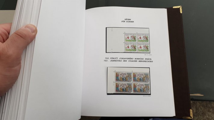 Sbírka České Republiky 1993 - 2006 , celoživotní sbírka profesionálního sběratele ve 4 albech , listy dělány ručně, vše zaskleno v hawitkách, ( v celé sbírce pouze jedna nálepka) - Sbírka obsahuje téměř kompletní sbírku České republiky dle desek a perforačních otvorů atd. Známky  jsou v rohových čtyřblocích !   a odhad katalogové ceny neobsahuje ocenění téměř kompletní sbírky  perforačních otvorů a různých druhů lepu podle doby tisku !  Nafocena malá ukázka, katalogová cena Pofis  zcela jistě více než 80 000 Kč - - nafocena ukázka 