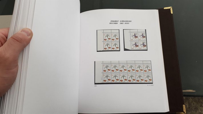 Sbírka České Republiky 1993 - 2006 , celoživotní sbírka profesionálního sběratele ve 4 albech , listy dělány ručně, vše zaskleno v hawitkách, ( v celé sbírce pouze jedna nálepka) - Sbírka obsahuje téměř kompletní sbírku České republiky dle desek a perforačních otvorů atd. Známky  jsou v rohových čtyřblocích !   a odhad katalogové ceny neobsahuje ocenění téměř kompletní sbírky  perforačních otvorů a různých druhů lepu podle doby tisku !  Nafocena malá ukázka, katalogová cena Pofis  zcela jistě více než 80 000 Kč - - nafocena ukázka 